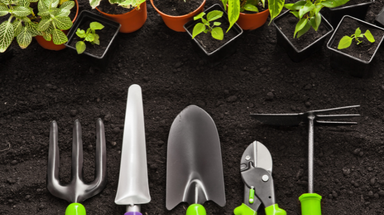 attrezzi-da-giardino-per-la-coltivazione-biologica